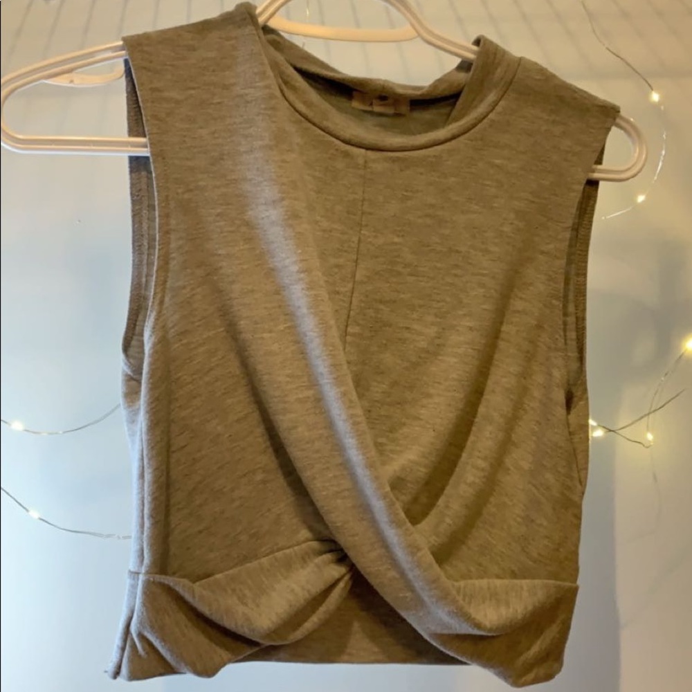Adorable grey crop-top neck tee🤍